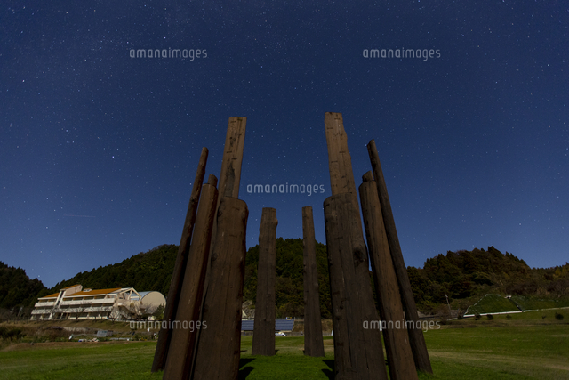 星空が美しい夜の真脇遺跡 の写真素材 イラスト素材 アマナイメージズ