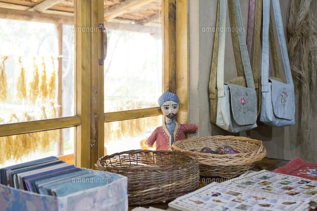 サマルカンドペーパーを生産する紙すき工房のお土産品 の写真素材 イラスト素材 アマナイメージズ