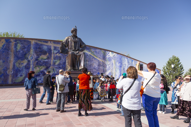 ウルグ ベク天文台の近くに建つウルグ ベク像 の写真素材 イラスト素材 アマナイメージズ