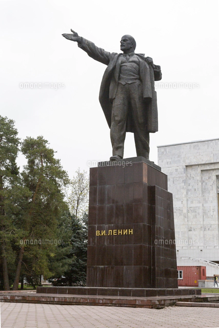 国立歴史博物館の裏側に立つレーニン像[10790019017]の写真・イラスト