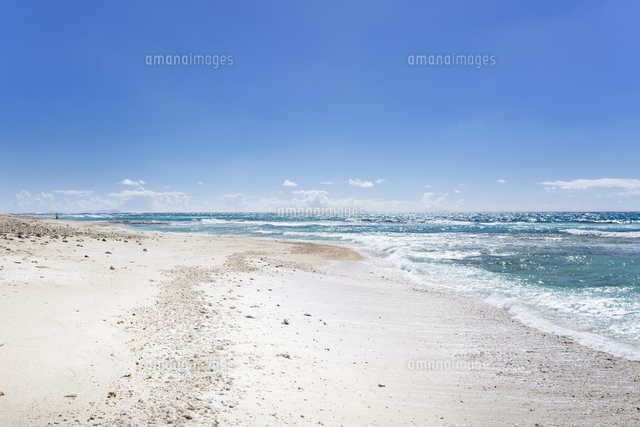 波が打ち寄せる夏のハテの浜 の写真素材 イラスト素材 アマナイメージズ