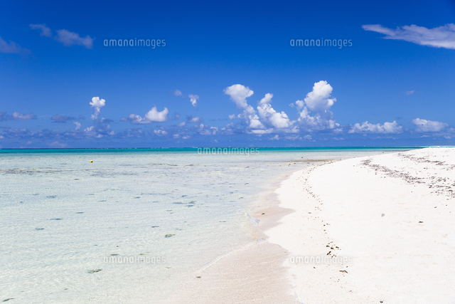 波が打ち寄せる夏のハテの浜 の写真素材 イラスト素材 アマナイメージズ