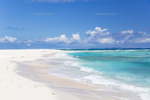 波が打ち寄せる夏のハテの浜 の写真素材 イラスト素材 アマナイメージズ