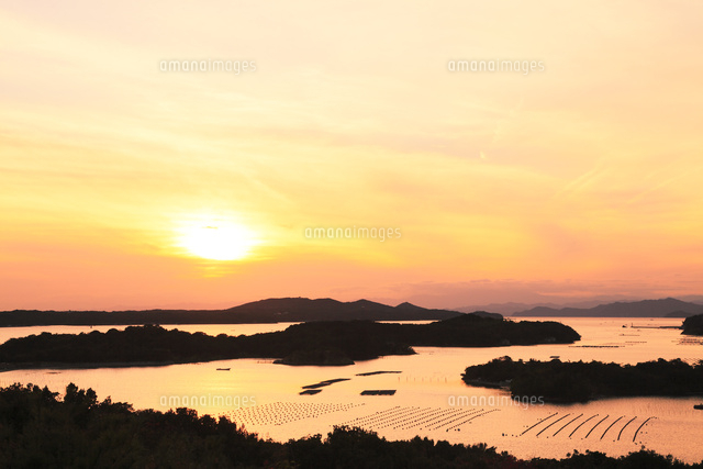 伊勢志摩・桐垣展望台より英虞湾の島々と夕日[10816000298]の写真