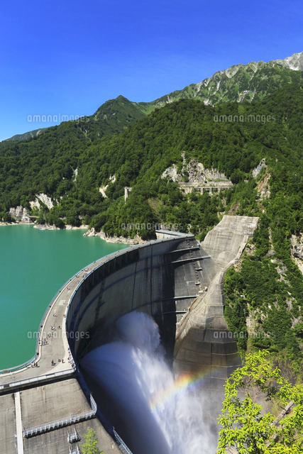 立山連峰と黒部ダム観光放水[10816000910]の写真・イラスト素材
