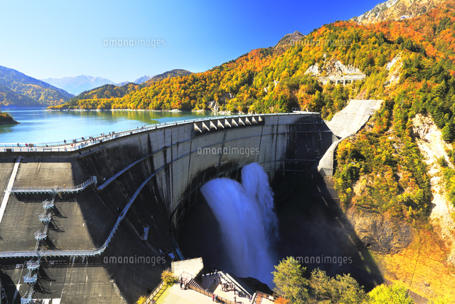 秋の立山 黒部ダム観光放水と快晴の空に紅葉 の写真素材 イラスト素材 アマナイメージズ 秋の立山 黒部ダム観光放水と快晴の空に紅葉 の写真素材 イラスト素材 アマナイメージズ