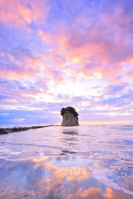 能登半島 見附島と朝焼けの空 の写真素材 イラスト素材 アマナイメージズ