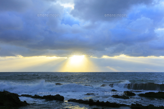 冬の日本海 夕日の光芒 の写真素材 イラスト素材 アマナイメージズ 冬の日本海 夕日の光芒 の写真素材 イラスト素材 アマナイメージズ