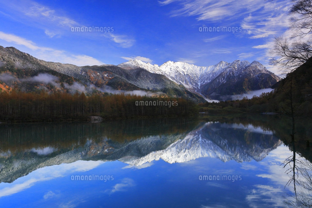 秋の上高地・河童橋より紅葉に雪の穂高連峰[10816002161]の写真