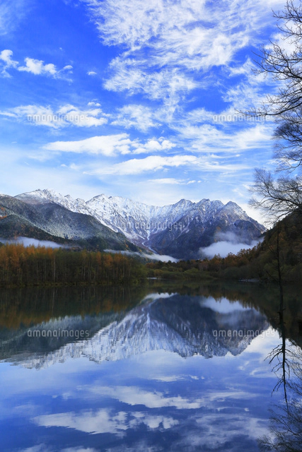 秋の上高地・河童橋より紅葉に雪の穂高連峰[10816002161]の写真