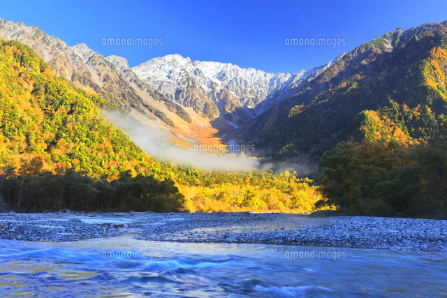 秋の上高地 梓川の清流に河童橋と冠雪の穂高連峰[10816002981]の写真