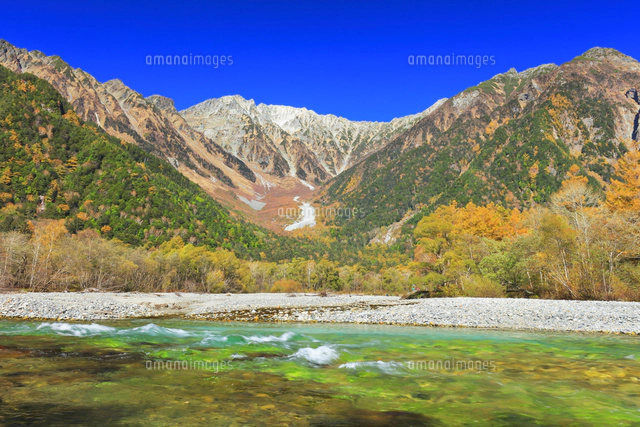 秋の上高地 梓川の清流に河童橋と冠雪の穂高連峰[10816002981]の写真