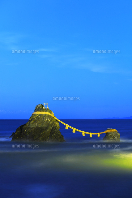 伊勢二見浦の夫婦岩に朝日[10816003943]の写真・イラスト素材