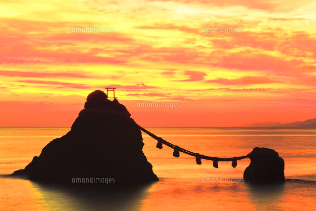 伊勢二見浦の夫婦岩に朝日[10816003943]の写真・イラスト素材｜アマナ