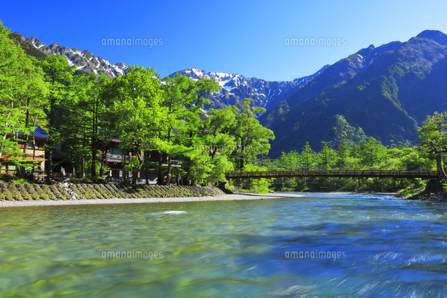 快晴の上高地 梓川の清流に無人の河童橋と残雪の穂高連峰[10816003972