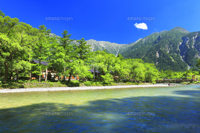 夏の上高地 梓川の清流に河童橋と穂高連峰[10816004568]の写真