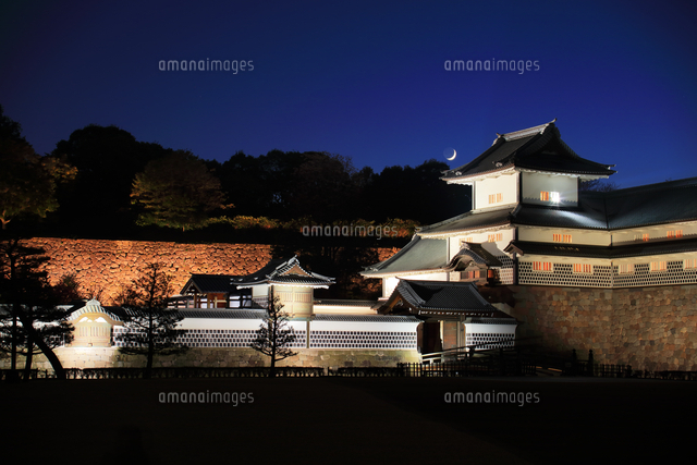 金沢城 橋爪門続櫓と空に月 ライトアップ夜景 の写真素材 イラスト素材 アマナイメージズ