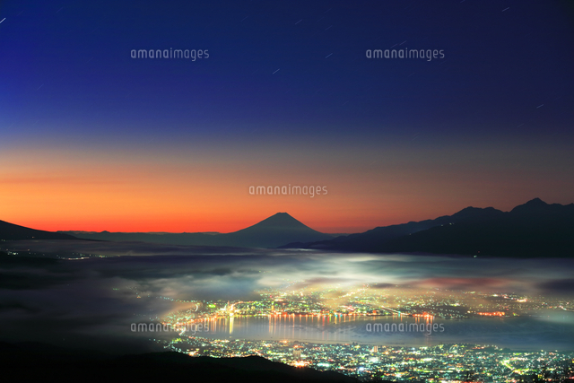 町明かりに雲海と夜明けの富士山と星 の写真素材 イラスト素材 アマナイメージズ