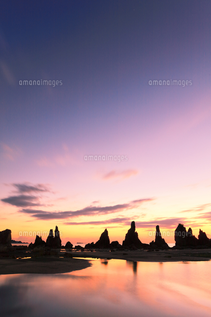 夜明けの橋杭岩 の写真素材 イラスト素材 アマナイメージズ