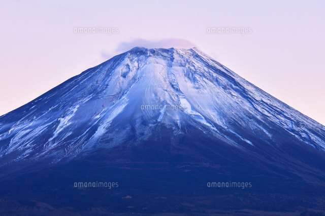 世界文化遺産 本栖湖より冠雪に夕焼けの富士山[10816004863]の