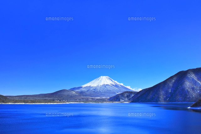 世界遺産 冬の本栖湖より富士山に雪[10816006181]の写真・イラスト素材