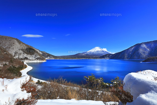 世界遺産 冬の本栖湖より富士山に雪[10816006181]の写真・イラスト素材