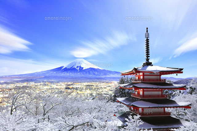 新倉山浅間公園より雪化粧の五重塔に富士山と町並みの夜景[10816009386