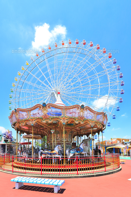 名古屋港シートレインランド 大観覧車とメリーゴーランド[10816009806