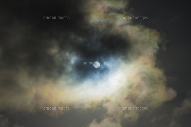 雲と太陽と日暈 ひがさ ハロ の写真素材 イラスト素材 アマナイメージズ