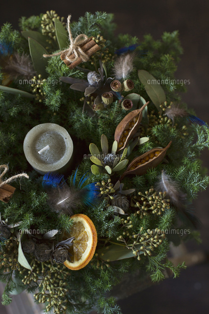 羽やフルーツをあしらったナチュラルなクリスマスリースのアレンジメント の写真素材 イラスト素材 アマナイメージズ