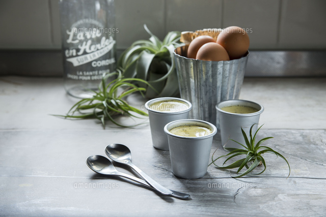 アルミカップに入った手作りプリンと卵 の写真素材 イラスト素材 アマナイメージズ