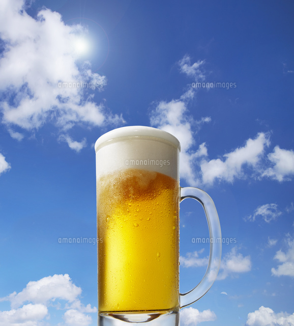 青空とビール の写真素材 イラスト素材 アマナイメージズ