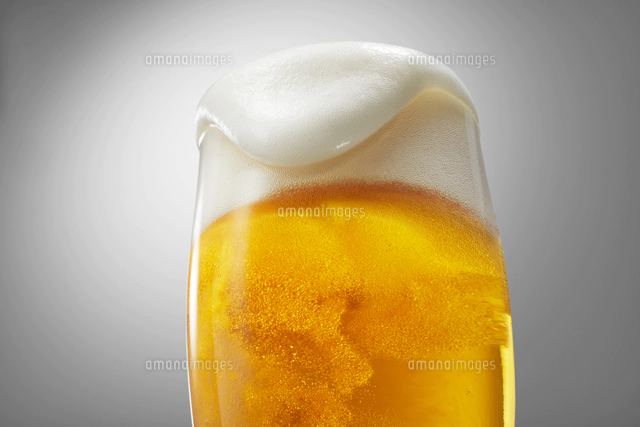 泡の溢れるビール の写真素材 イラスト素材 アマナイメージズ