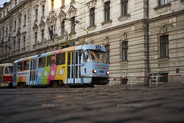 プラハ旧市街の路面電車 の写真素材 イラスト素材 アマナイメージズ