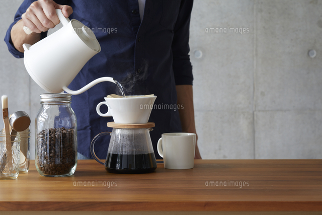 コーヒーを淹れる の写真素材 イラスト素材 アマナイメージズ