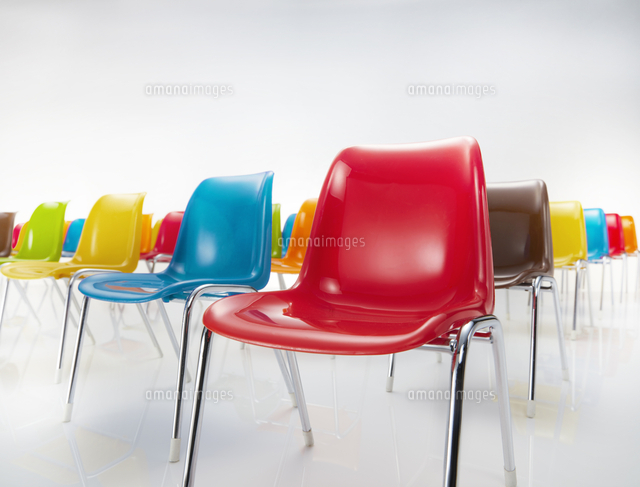 カラフルな椅子[10826000669]の写真・イラスト素材｜アマナイメージズ