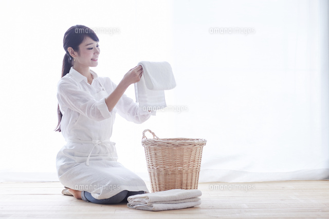 家事をする女性 の写真素材 イラスト素材 アマナイメージズ