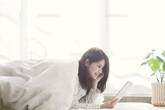 部屋でくつろぐ女性 の写真素材 イラスト素材 アマナイメージズ