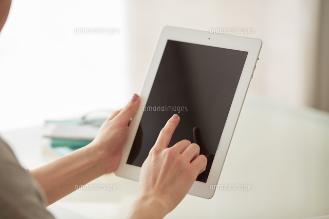 タブレットpcを持つ女性の手 の写真素材 イラスト素材 アマナイメージズ