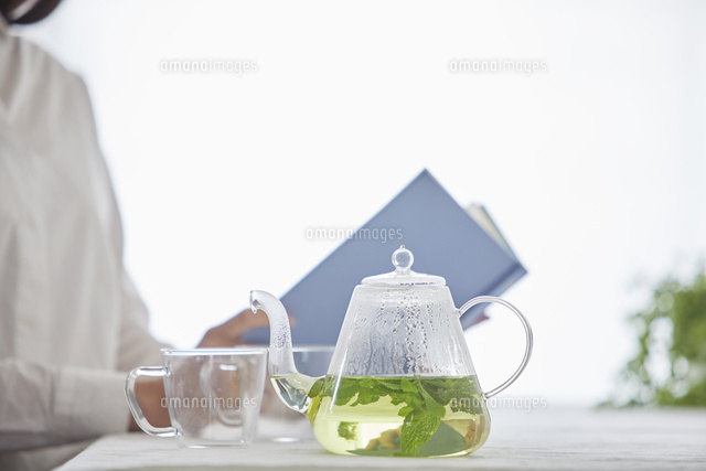 ティーポットとお茶を飲む女性 の写真素材 イラスト素材 アマナイメージズ