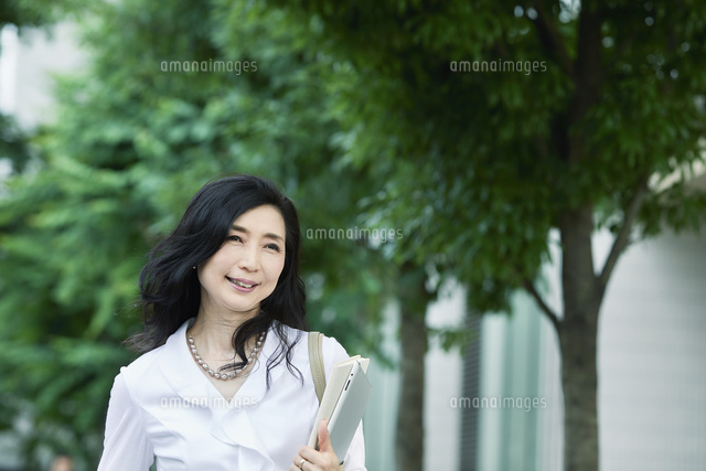 働く女性 の写真素材 イラスト素材 アマナイメージズ