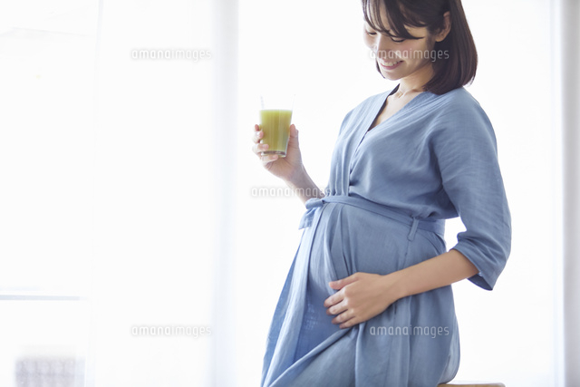野菜ジュースを飲む女性 の写真素材 イラスト素材 アマナイメージズ