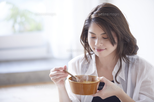 スープを飲む女性 の写真素材 イラスト素材 アマナイメージズ
