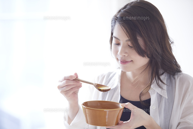 スープを飲む女性 の写真素材 イラスト素材 アマナイメージズ