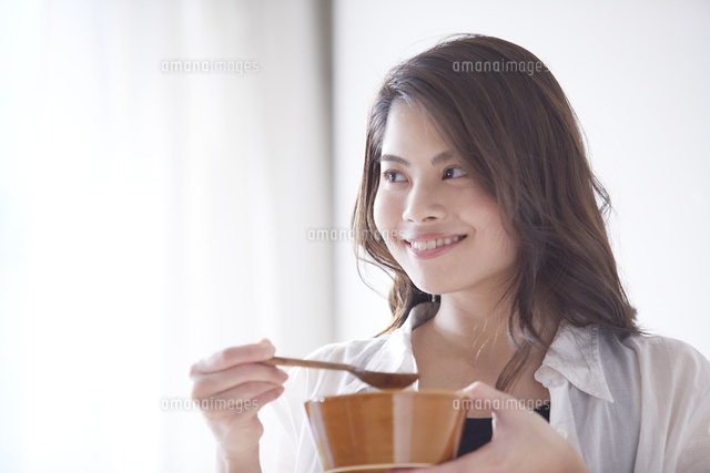 スープを飲む女性 の写真素材 イラスト素材 アマナイメージズ