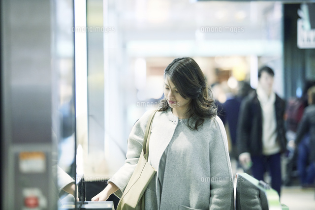 改札を通る女性 の写真素材 イラスト素材 アマナイメージズ