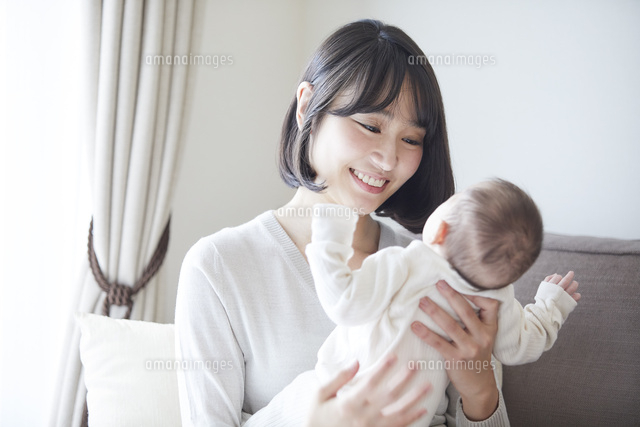 赤ちゃんを抱っこする母親と赤ちゃん の写真素材 イラスト素材 アマナイメージズ