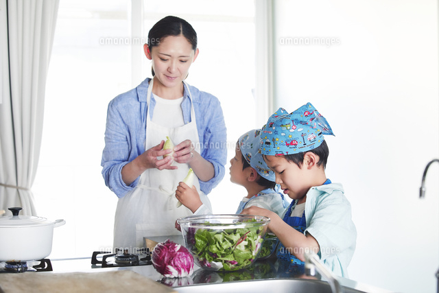 キッチンで料理を作る男の子と女性 の写真素材 イラスト素材 アマナイメージズ