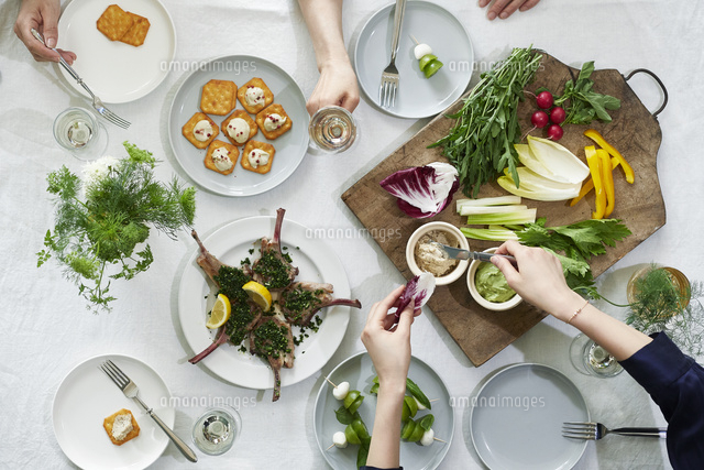 食事が並んだダイニングテーブル の写真素材 イラスト素材 アマナイメージズ