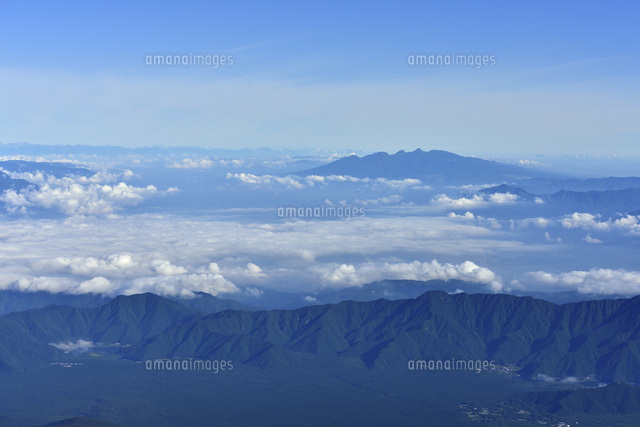 富士山山頂より望む夏の八ヶ岳連峰と雲海[10828000006]の写真